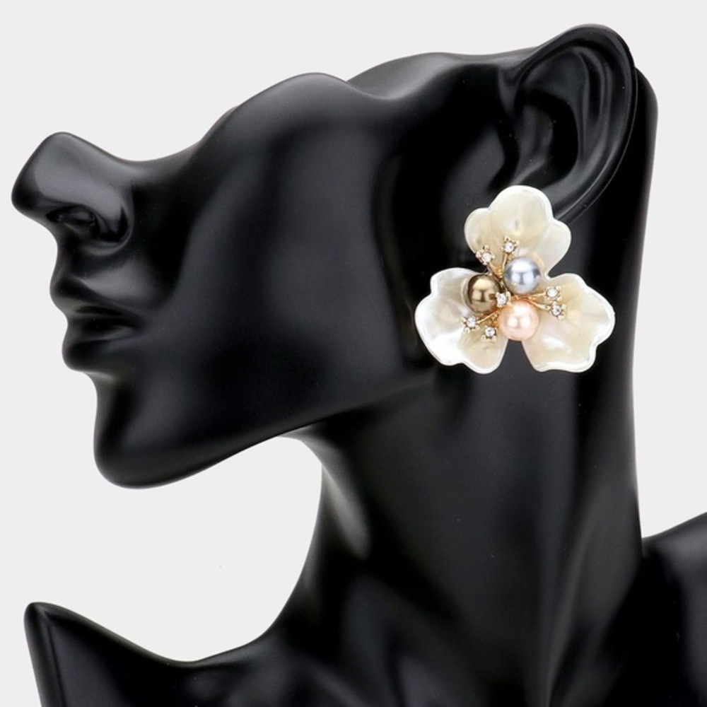 Pearl flower earrings